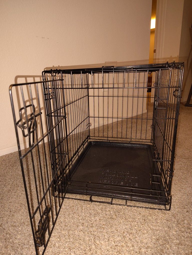 Medium Dog Kennel. Tray In Bottom For Easy Cleaning.