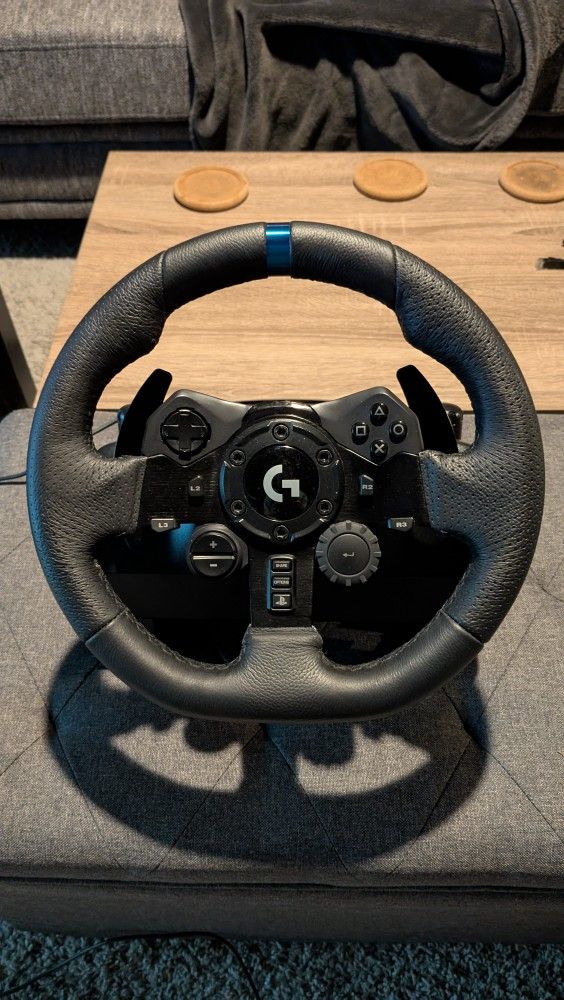 Logitech G923 Racing Wheel and Pedals PS4/PS5/PC