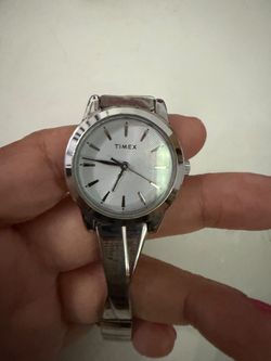 TIMEX SILVER Women Color - $50 - Rare Ncie crossed design - tiny hands VINTAGE
