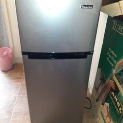 MAGIC CHEF MINI FRIDGE!