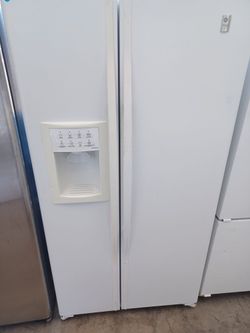GE WHITE SIDE BY SIDE REFRIGERATOR