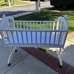 Infant Swinging Bassinet 