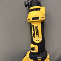 DEWALT CORDLESS CUT-OUT TOOL & 20V BATTERY