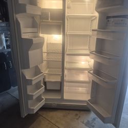 WHIRLPOOL REFRIGATOR FREEZER WITH ICEMAKER