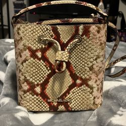 michael kors crossbody *READ DESCRIPTION*