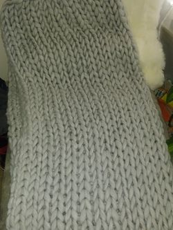 Beautiful new chunky knit blanket. Soft grey. Made with merino wool. Its very very soft. 75$ queen size