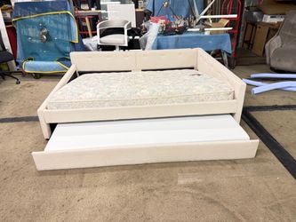 Queen bed whith twin under