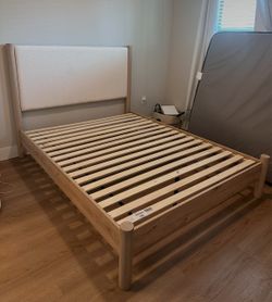 Cama Queen y 2 mesas de noche