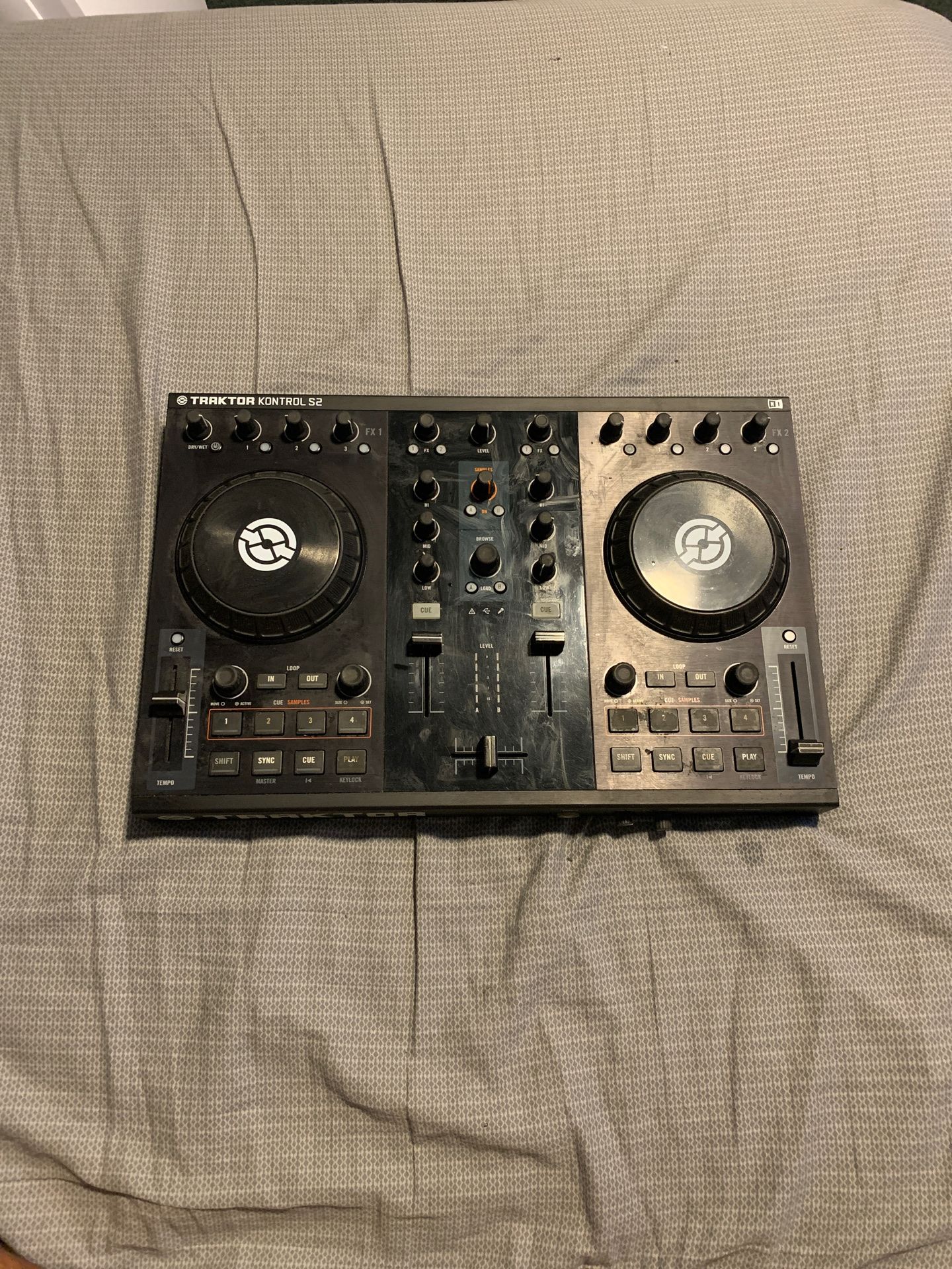 Traktor S2 with cables and installation disc