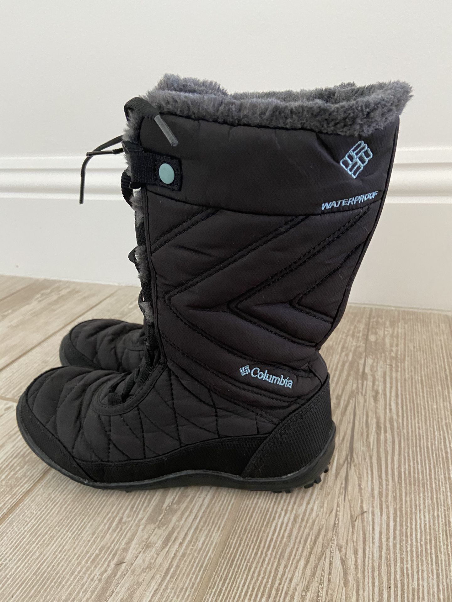 Brand New Columbia Boots for girls size 4