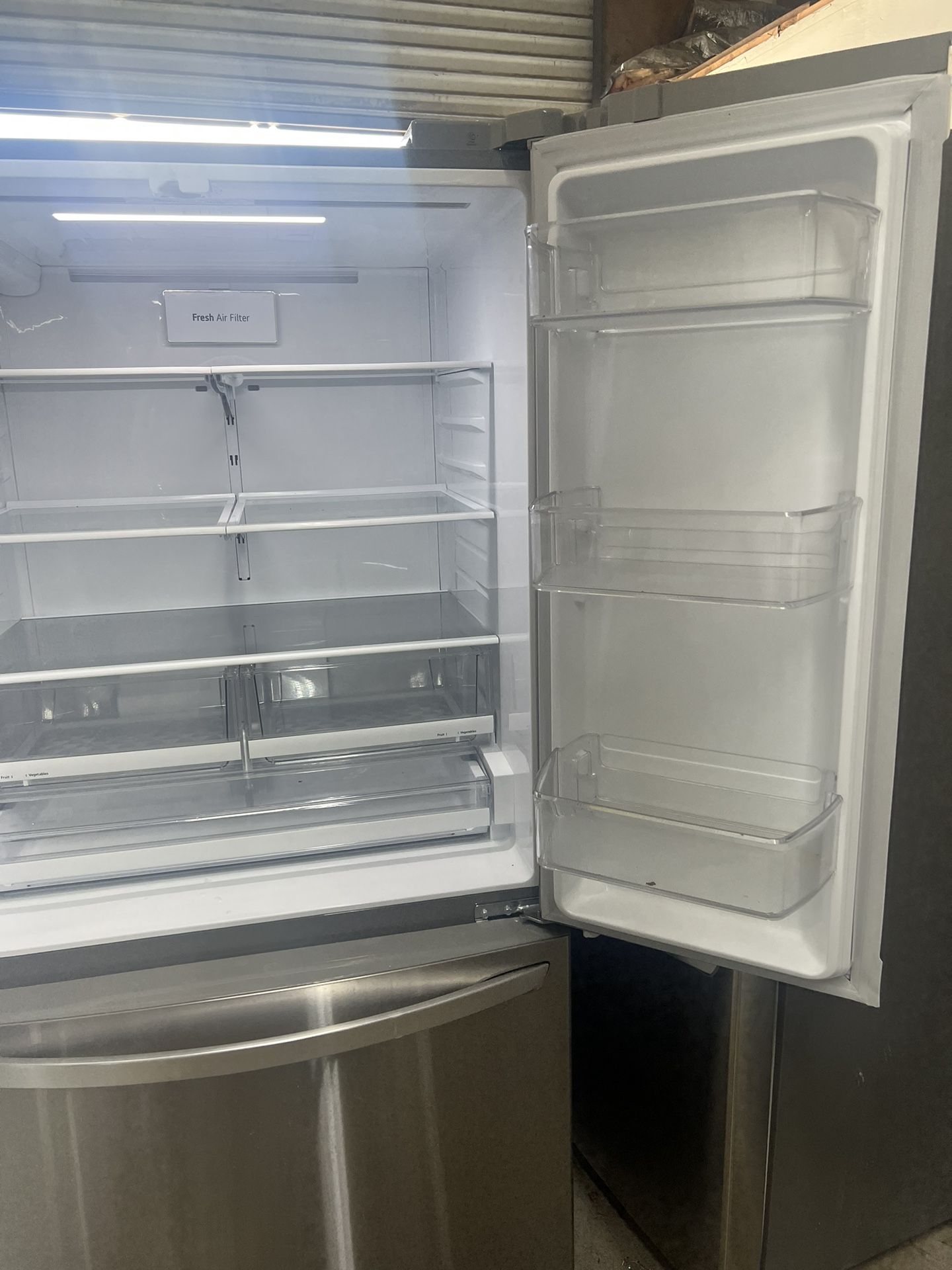 2022 Year Model LG Fridge , Everything Works Fine ,it Comes With A Warranty