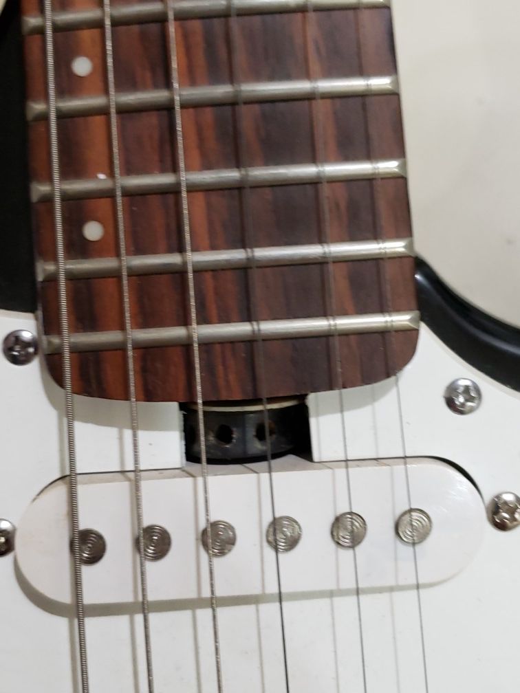 Lyon. Guitar signed by weezer