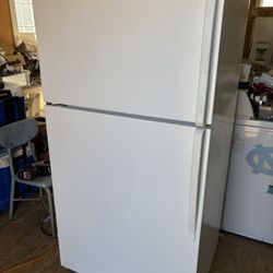 Whirlpool 20 Cu Ft Top Mount Refrigerator With Ice Maker