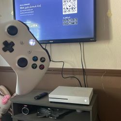 XBOX ONE S / GTA 5, CONTROLLER & CABLES