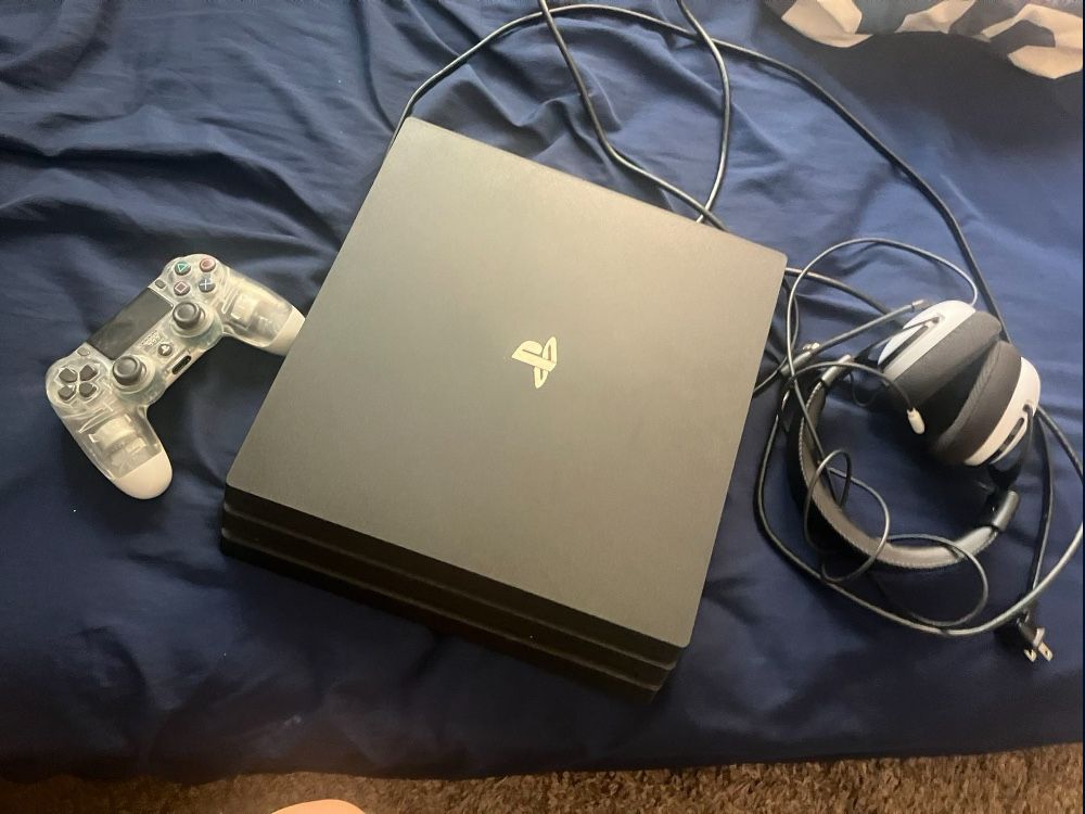Ps4, headset and controller