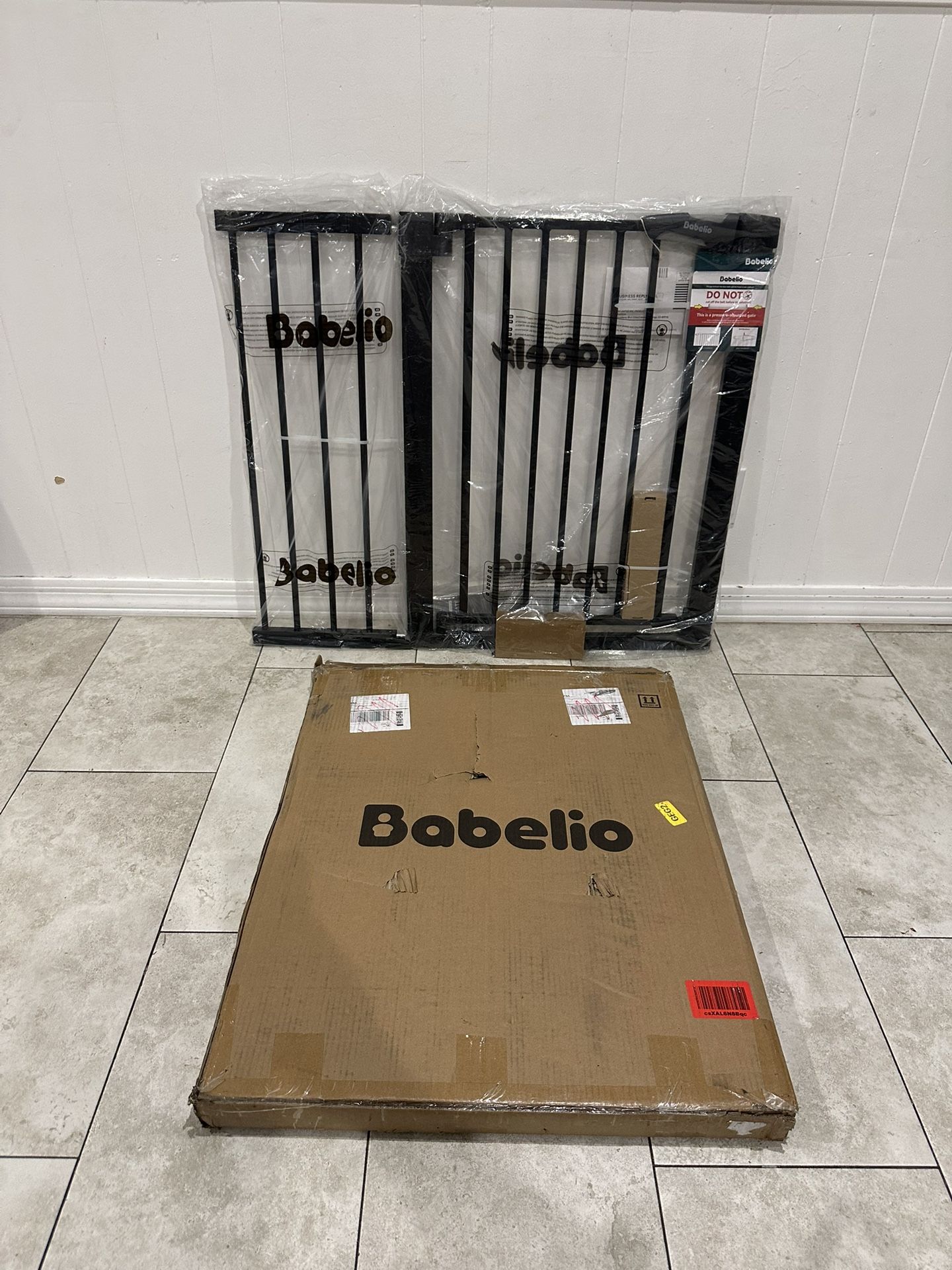Wide Pet Gate / Baby Gate - Fits Openings 26” - 40”