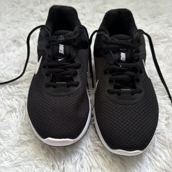 Nike Revolution Women Sneakers
