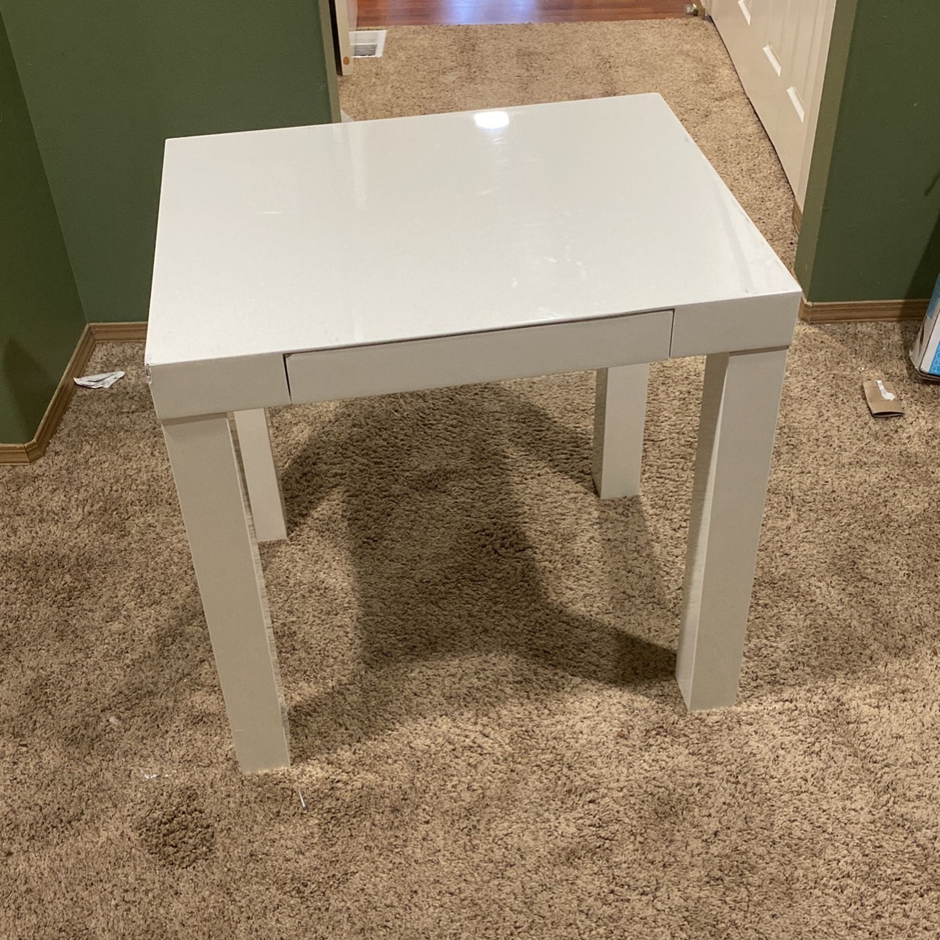 Little Glossy White Desk