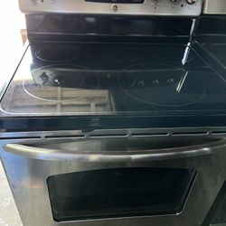 GE Electric stove 5 burners and single oven In Black and stainless steel.