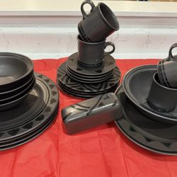 Elegant black dinnerware set in excellent condition 👌 Perfect for everyday use or hosting guests