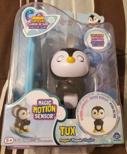 Fingerlings Baby Penguin