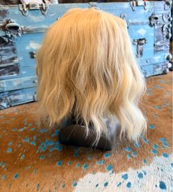 Short blonde wig