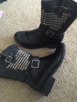 Super cute black booties