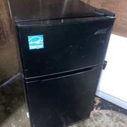 Mini Fridge/freezer, Arctic King, Like New