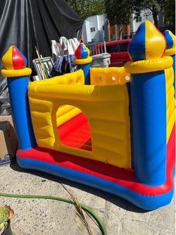 BEAUTIFUL  INFLATABLE COLORFUL  JUMP- O- LENE  KIDS  CASTLE BOUNCER FOR AGES 3-6 LIKE NEW USE ONE TIME