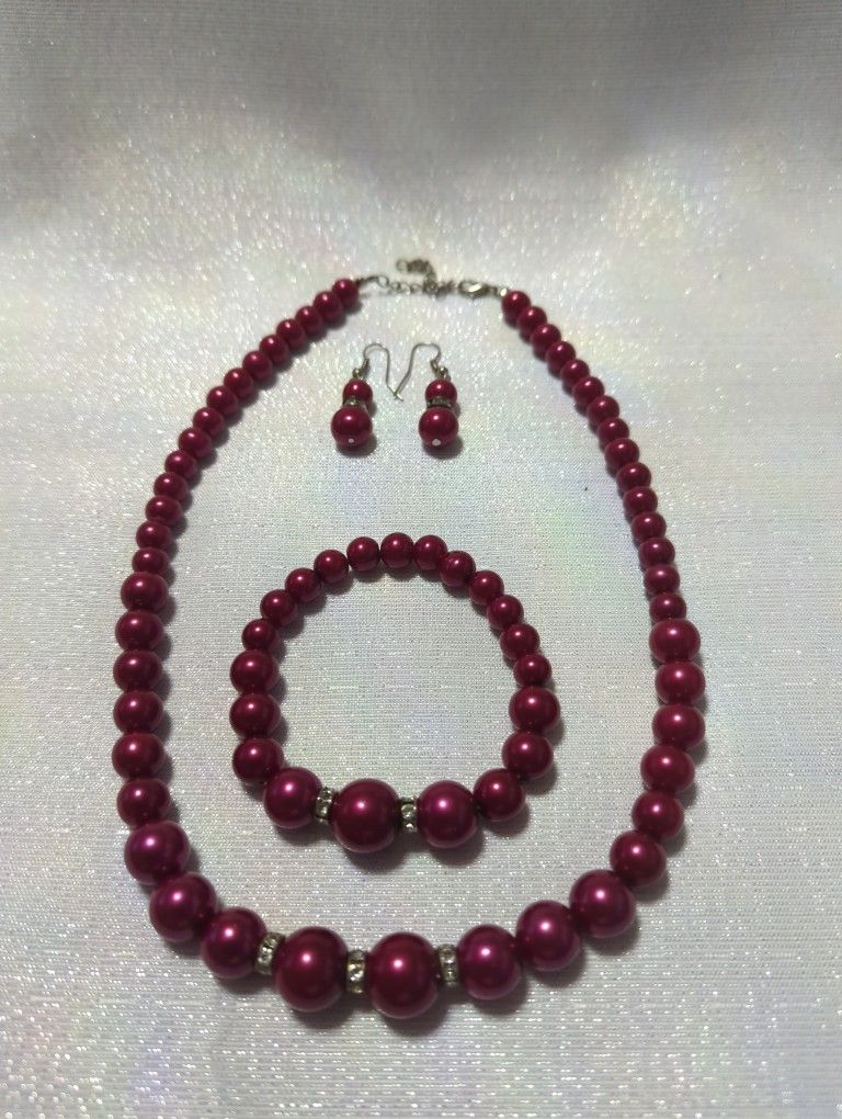Necklace/Bracelet/Earrings Set.