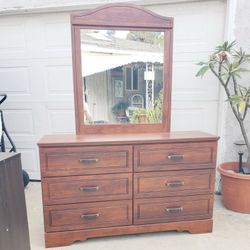 Dresser With Mirror 