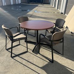 Kitchen Table / 4 Chairs