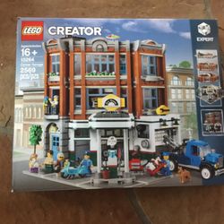 LEGO 10264 Corner Garage Retired