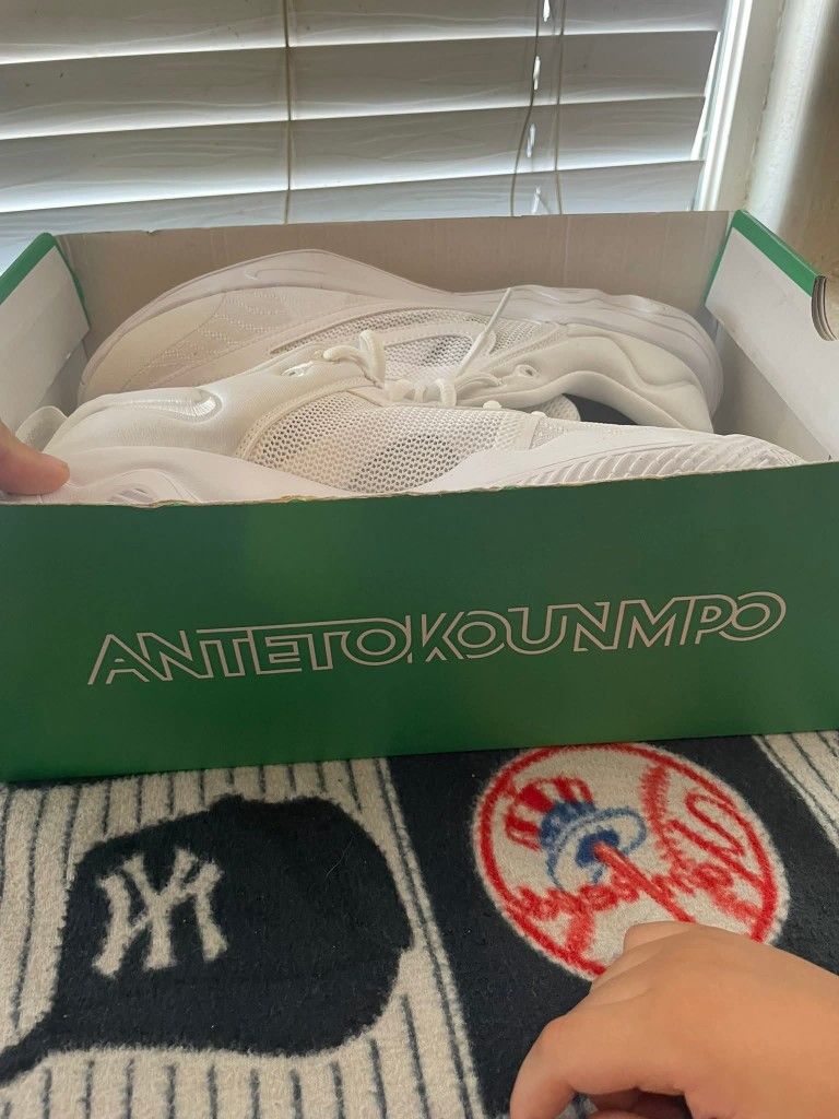Gianni's White On White Color Way