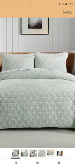 Oversized King quilt 106x96 with shams