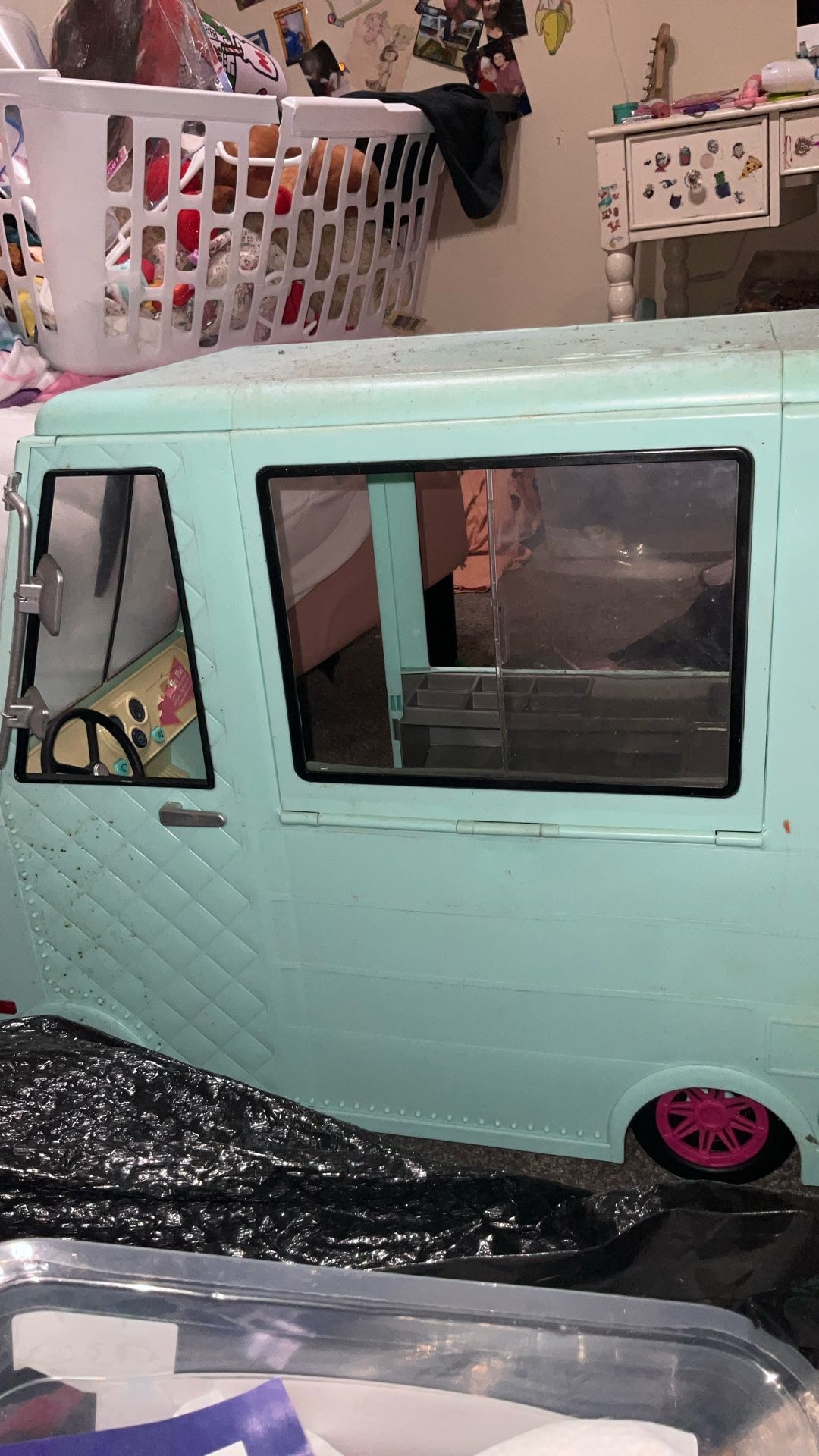 Next generation ice cream truck for dolls does not come with any of the accessory pieces. It is just the truck needs to be cleaned. Take as is