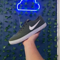 Nike SB Skate Shoe “Olive” Size 8