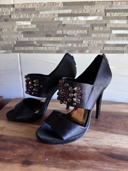 Pair of women’s high heels size 6