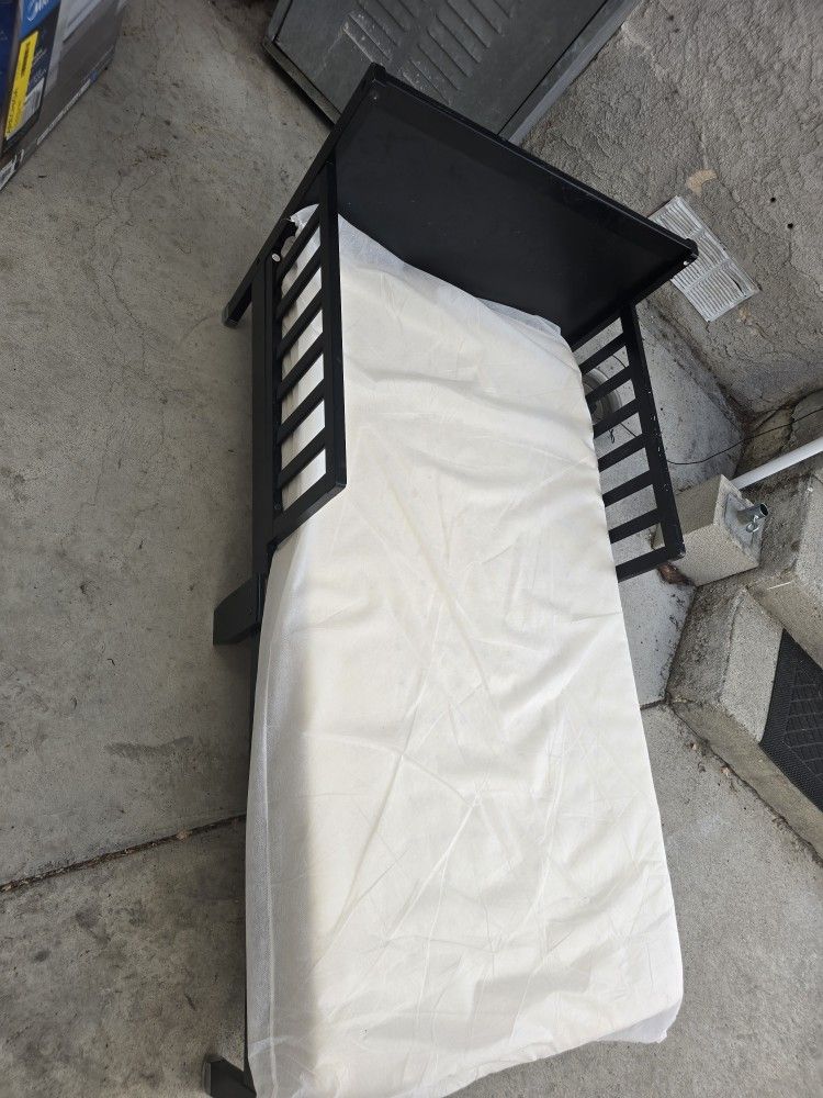 black wood toddler bed 