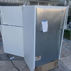 Refrigerator 