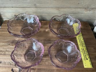 Set Of Four Pink Sweetheart Glass Dishes With Hearts And Scalloped Edges 