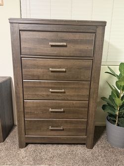 Ashley Furniture 3-Piece Bedroom Set – Dresser/Chest + 2 Nightstands