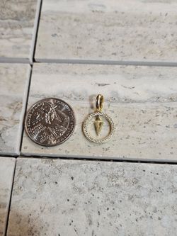 Pendant letter V