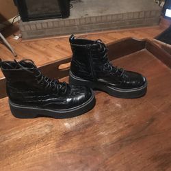 Forever 21 Simulated Alligator Platform Boots  Gift 🎁 Quality Size 8, 2 1/2 Inch Heels 