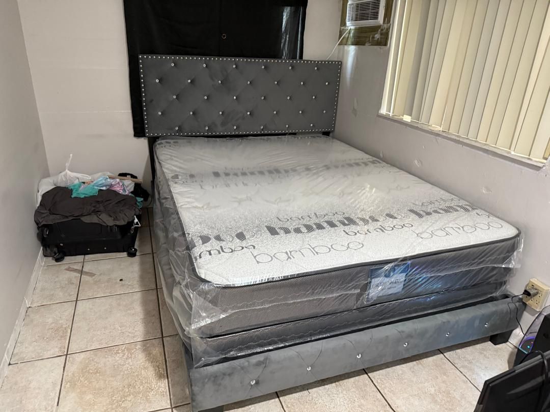NEW MATTRESS QUEEN SIZE PLUSH WITH BOX SPRING