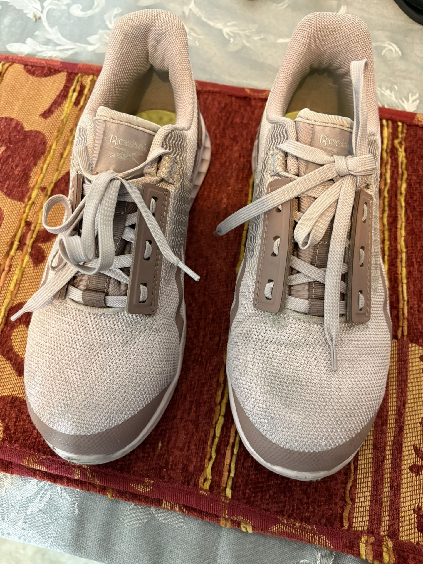 Almost Brand Hew Reebok Size 7 Shoes