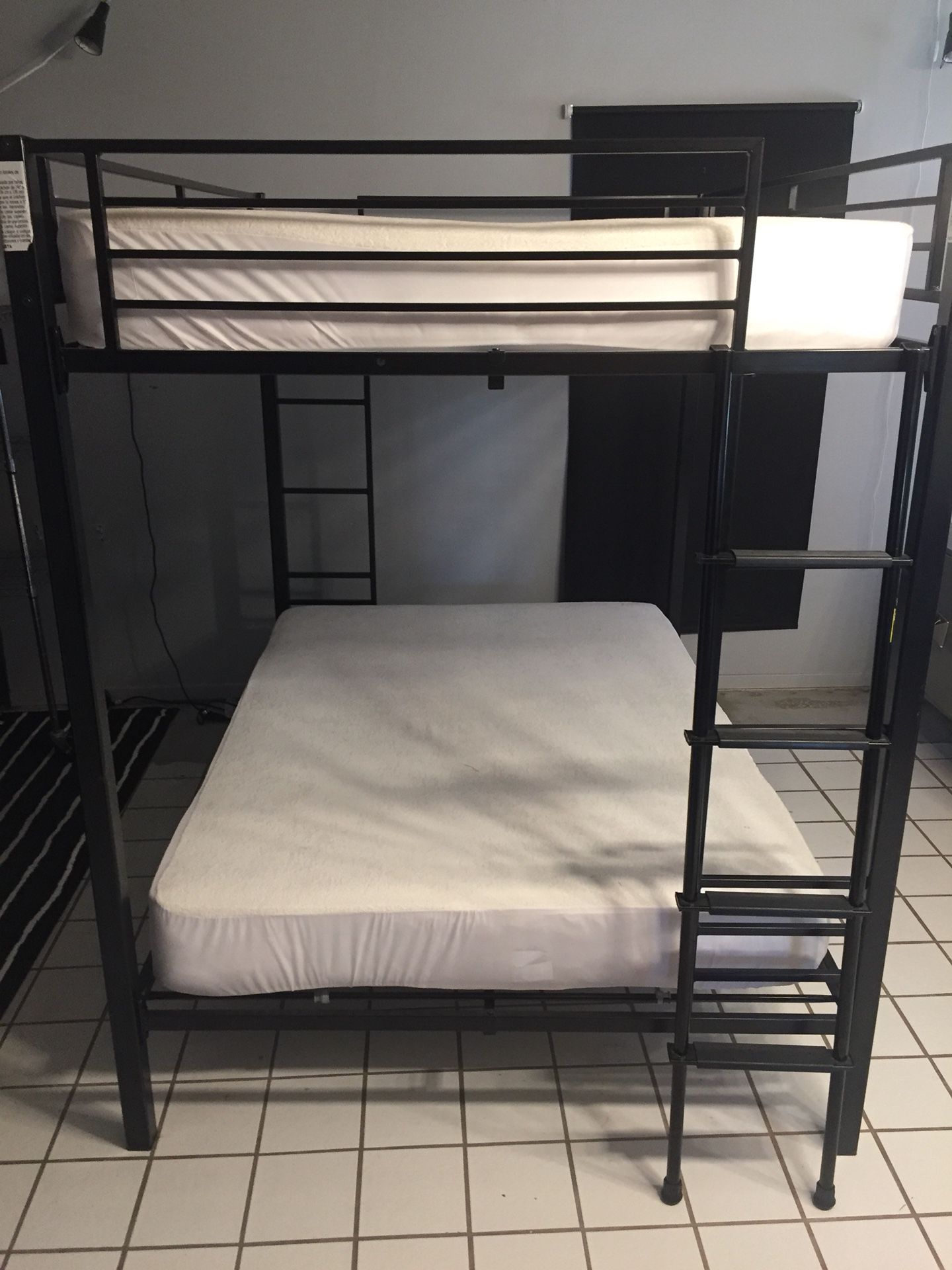 Full size Metal bunkbed (new mattress included)
