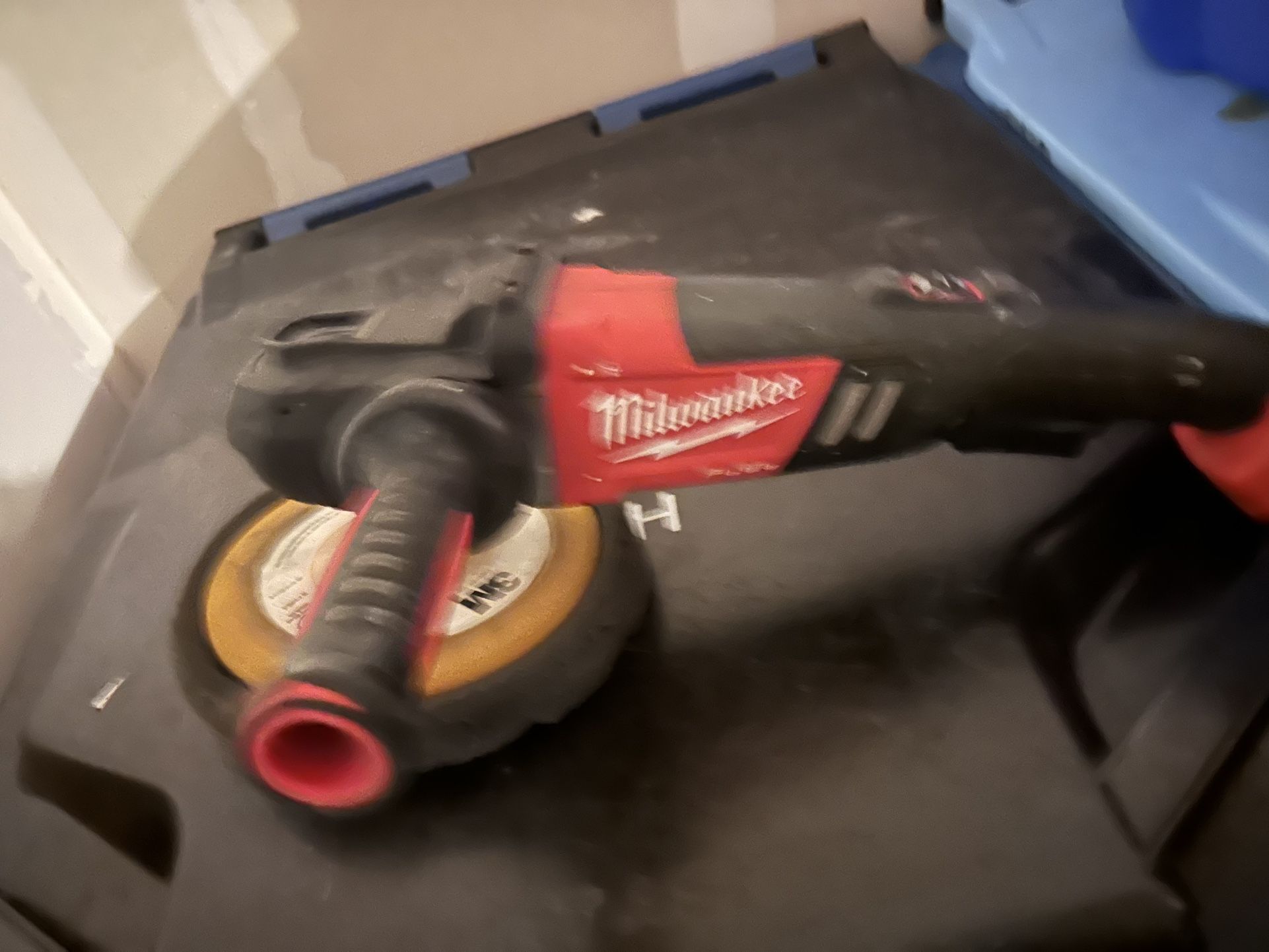 Milwaukee Buffer 18v 