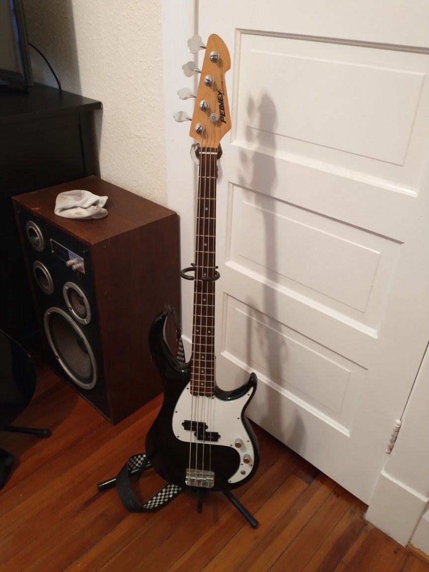 Peavey Bass guitar