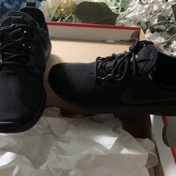 Black Roshe Nike Sneakers Womens Size 6 (New In Box)